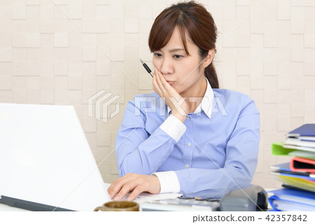 Suffering business woman Suffering business woman 42357842