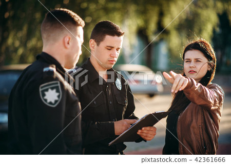 Policeman write testimony of female driver 42361666