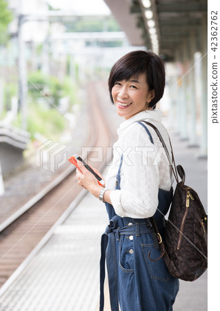 Waiting for train Senior women petit travel 42362762