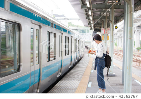 Waiting for train Senior women petit travel 42362767