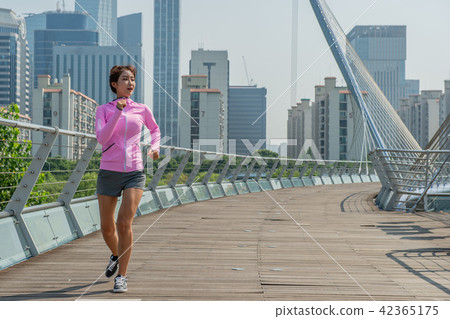 運動豐富的女性 運動豐富的女性 42365175