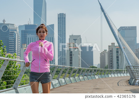 運動豐富的女性 運動豐富的女性 42365176