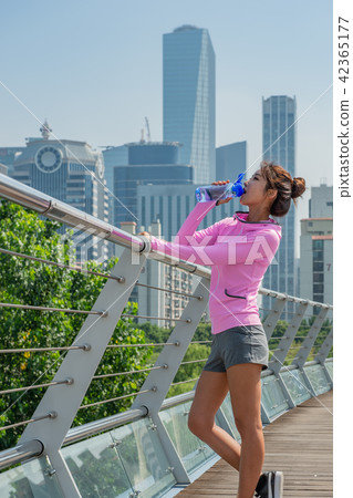 運動豐富的女性 運動豐富的女性 42365177