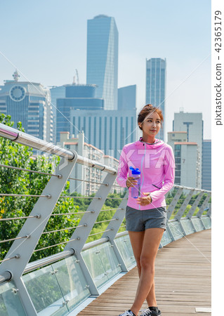 運動豐富的女性 運動豐富的女性 42365179