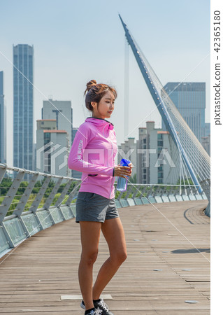 運動豐富的女性 運動豐富的女性 42365180