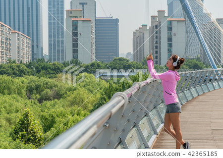 運動豐富的女性 運動豐富的女性 42365185