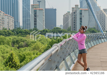 運動豐富的女性 運動豐富的女性 42365186