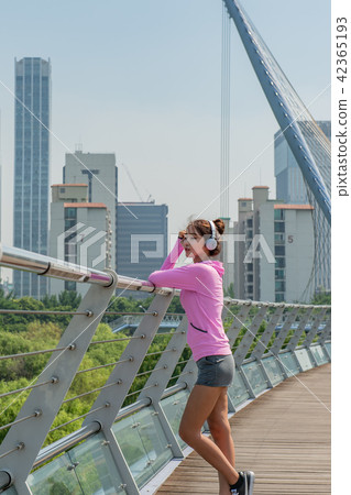 運動豐富的女性 42365193