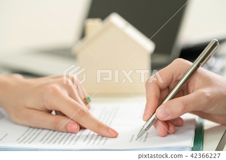 Client Signs Document to Buy House and Real Estate 42366227