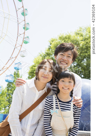 遊樂園家庭和父母和孩子3出去 42369104
