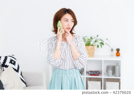 I think of a woman who makes a phone call I think of a woman who makes a phone call 42370020