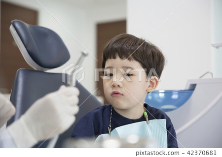 A dentist child 42370681