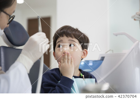 A dentist child A dentist child 42370704