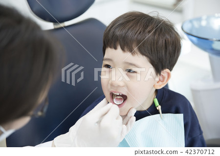 A dentist child A dentist child 42370712