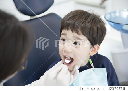 A dentist child 42370716
