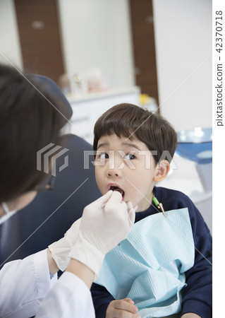 A dentist child A dentist child 42370718