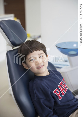 A dentist child A dentist child 42370725