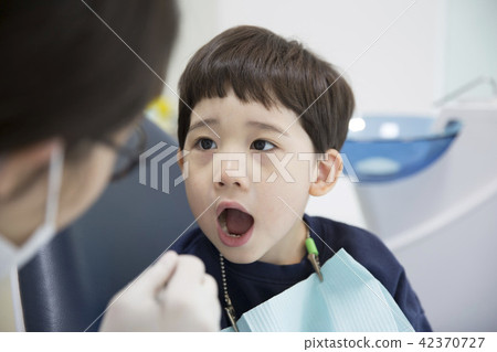 A dentist child A dentist child 42370727