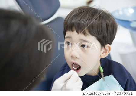 A dentist child 42370751