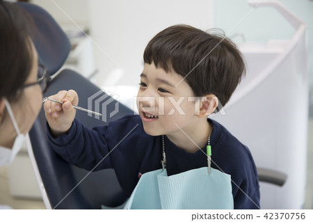 A dentist child A dentist child 42370756