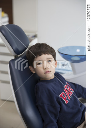 A dentist child A dentist child 42370775