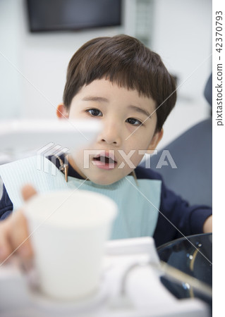A dentist child A dentist child 42370793