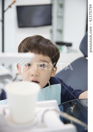 A dentist child A dentist child 42370794