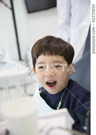 A dentist child A dentist child 42370850
