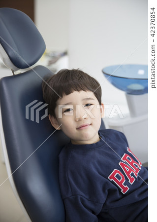 A dentist child A dentist child 42370854