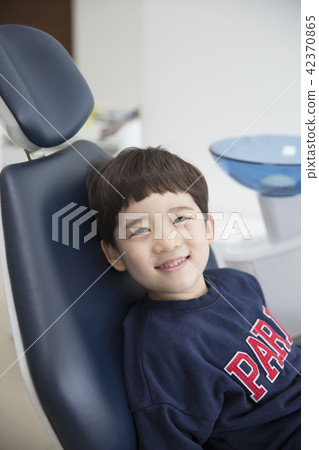 A dentist child A dentist child 42370865