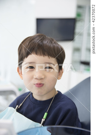 A dentist child A dentist child 42370872
