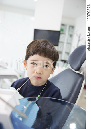 A dentist child 42370878