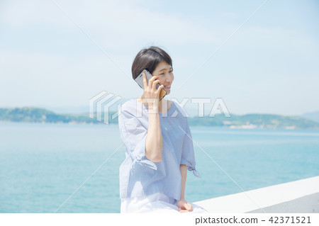 Female middle age smartphone 42371521