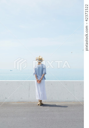 Female middle age back appearance Female middle age back appearance 42371522