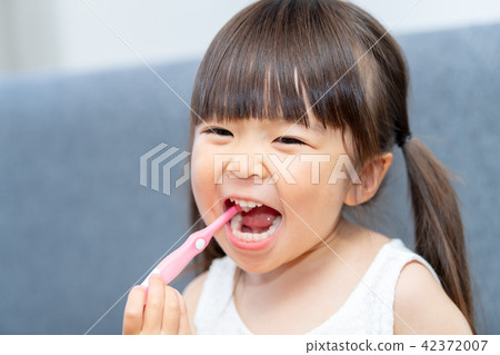 Children toothbrushing 42372007