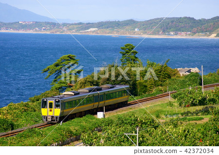 [Sea of Japan and pine tree] Sanin Main Line Oda-Tagi Express "Super Oki" (Kiha 187) 42372034