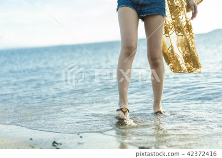 Women playing in the sea Women playing in the sea 42372416