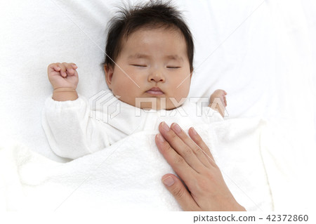 母親的手用一隻手撫摸著剛出生的嬰兒 42372860