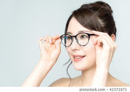 戴眼鏡的女人 42372871