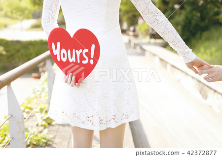 Man and woman holding hands 42372877