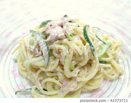 家庭金槍魚和黃瓜沙拉意粉 42373711