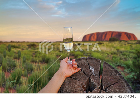 倒入的烏魯魯（艾爾斯岩）出現在香檳杯中 42374043