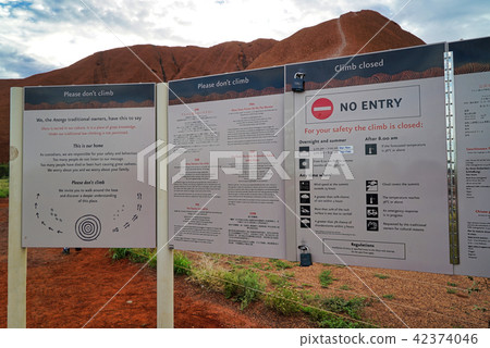 烏魯魯(艾爾斯岩)登山口登山導板 烏魯魯(艾爾斯岩)登山口登山導板 42374046