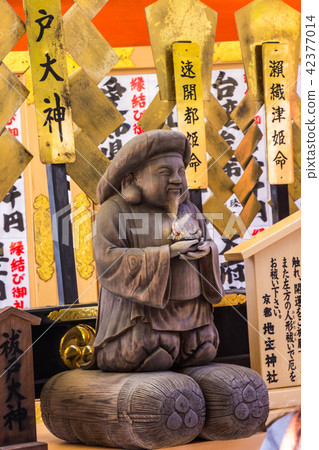 Tourist at Kiyomizu-dera temple use hands to touch 42377014