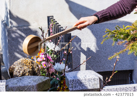 Tourists Sprinkle with dripping water on a rock. 42377015