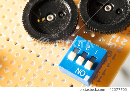IC電阻電容電感PCB可變電阻SMD開關螺絲螺帽插座LED電路板排線RS232繼電器RELAY線圈 IC電阻電容電感PCB可變電阻SMD開關螺絲螺帽插座LED電路板排線RS232繼電器RELAY線圈 42377703