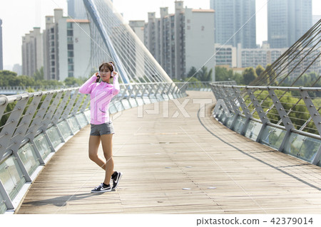 運動的女人 42379014