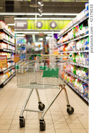 Empty Shopping cart in supermarket 42379038
