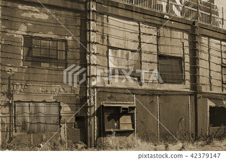 神奈川縣橫濱市鶴見線國道站高架外牆棕褐色調 42379147