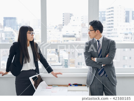 Creative office meeting 42380185